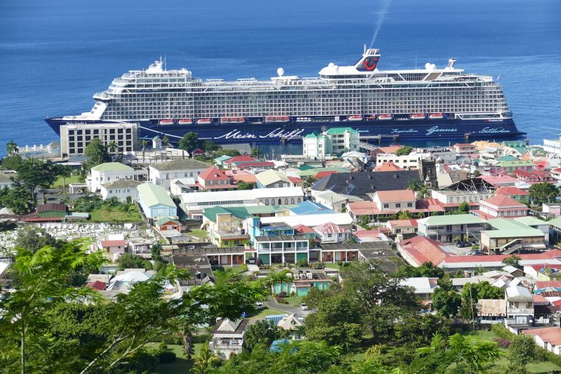 Mein Schiff auf Dominica