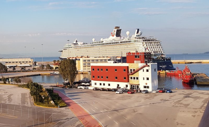 Mein Schiff 4 an Terminal B von Piräus