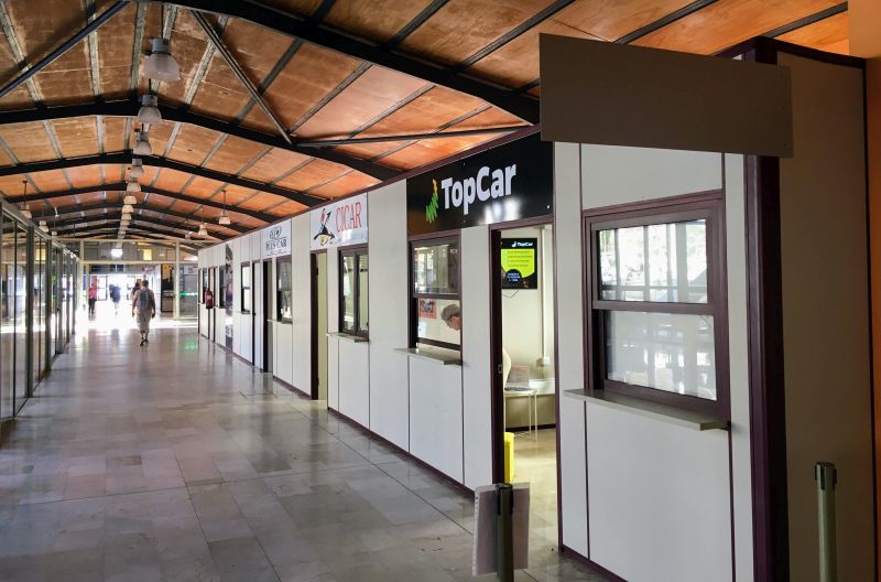 Die Büros von Mietwagenfirmen im La Palma Cruise Terminal