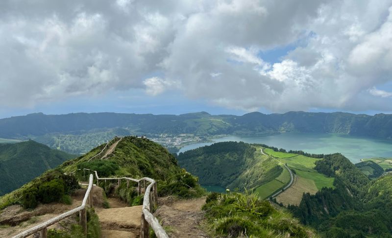 Miradouro da Boca do Inferno und der Blick auf den Kratersee Lagoa das Sete Cidades