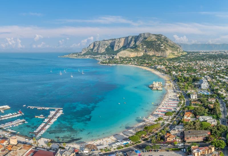 Mondello Strand mit dem Monte Pellegrino