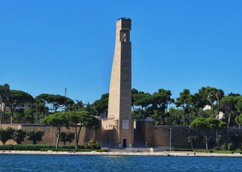 Monumento al Marinaio d'Italia in Brindisi