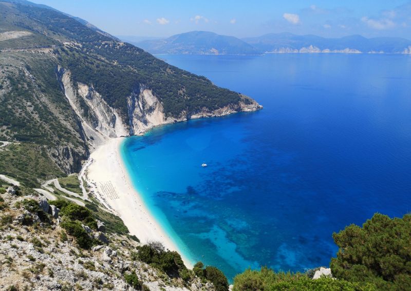 Der Myrtos Beach ist ein Topziel für Landausflüge auf Kefalonia