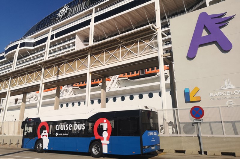 Cruise Bus vor Terminal A in Barcelona
