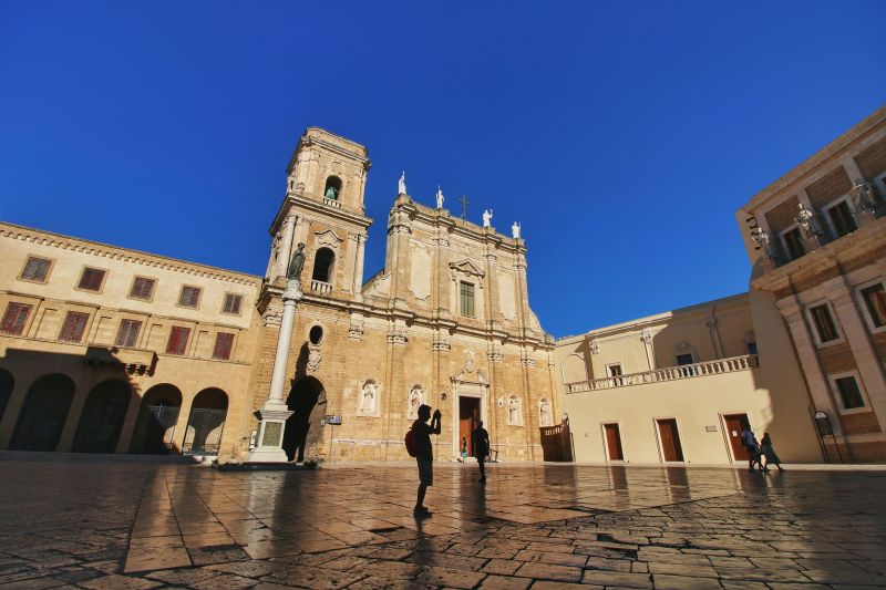 Piazza Duomo mit der Kathedrale von Brindisi