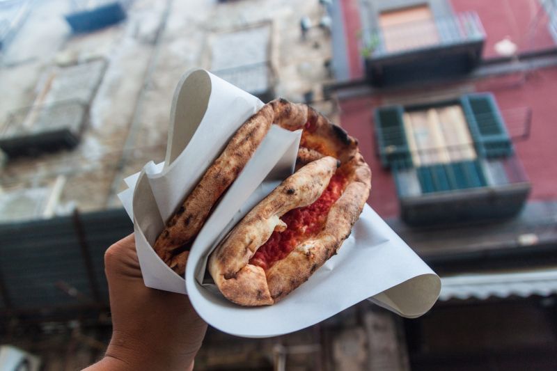Pizza Margherita auf die Hand