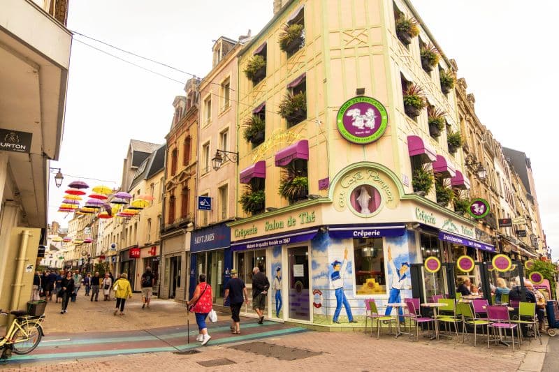 Regenschirme findet man auch in der Rue des Portes