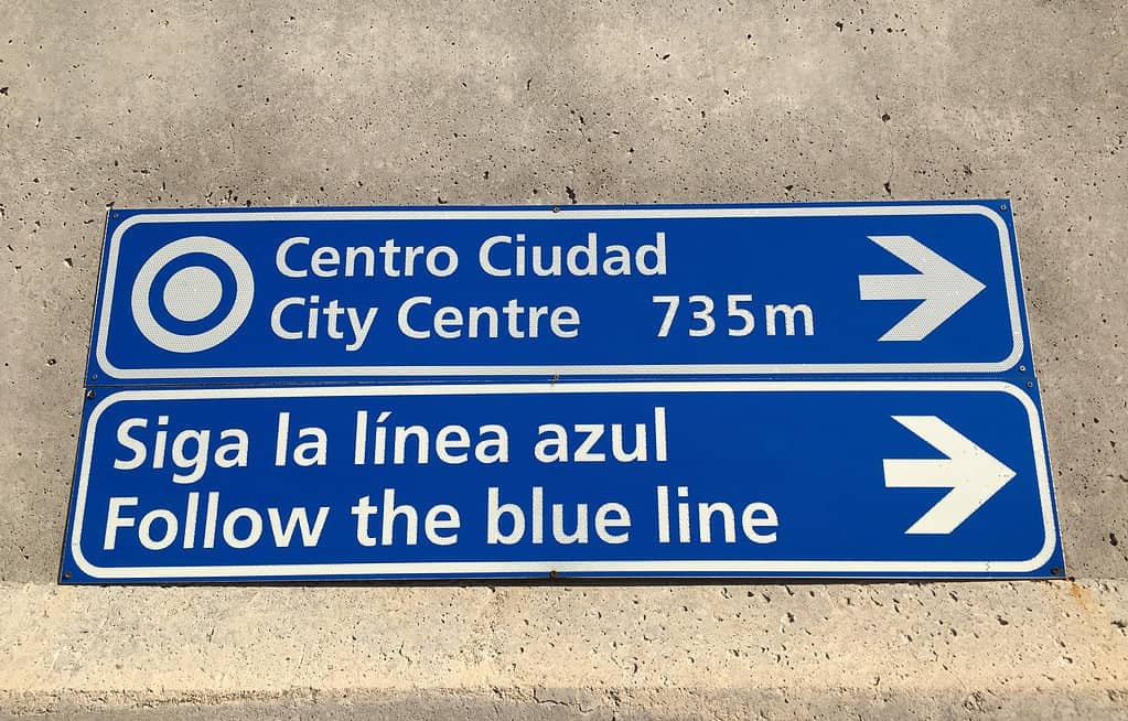 Schilder weisen den Weg im Kreuzfahrthafen von Teneriffa