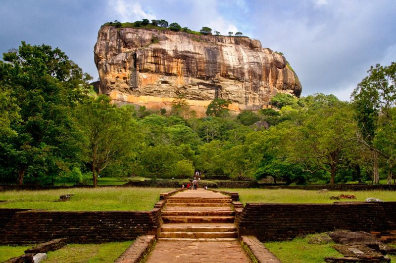 Sigiriya ist ein Monolith vulkanischen Ursprungs mit einer berühmten Felsenfestung