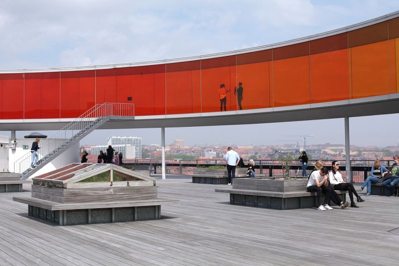 Skulptur Your rainbow panorama auf dem Dach des Aarhuser Kunstmuseums ARoS