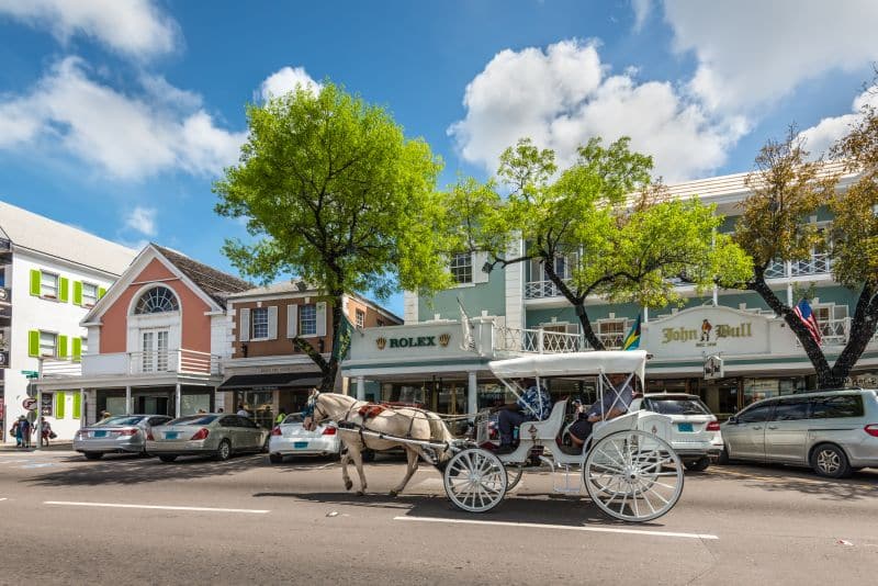 Stadtbummel an der Bay Street in Nassau