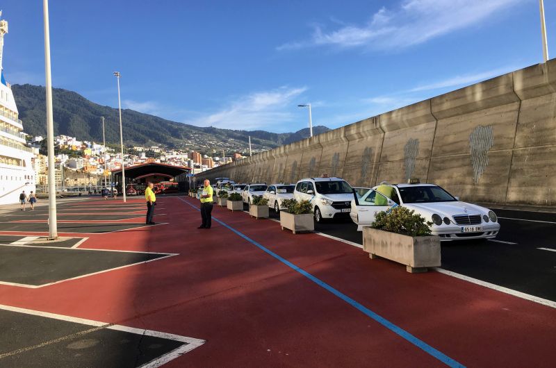 Taxifahrer werben am Kreuzfahrtschiff in Santa Cruz de la Palma um Kundschaft