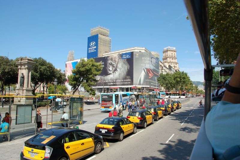 Taxis und Aerobus an der Plaça de Catalunya in Barcelona