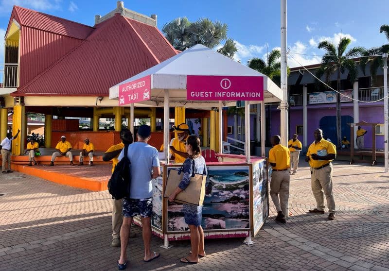 Taxistand im Heritage Quay Terminal. Taxis sind ein ideales Verkehrsmittel für Landausflüge auf eigene Faust