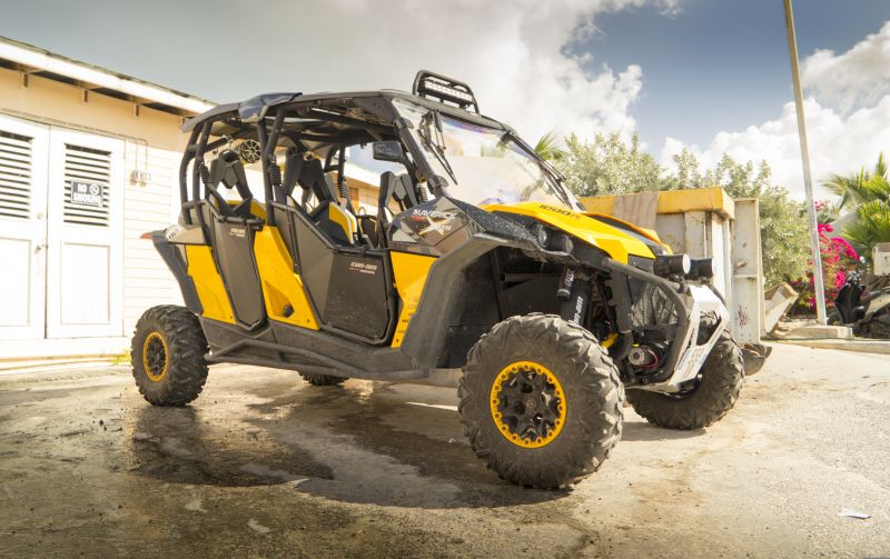 UTV steht in der Regel für Utility Terrain Vehicle