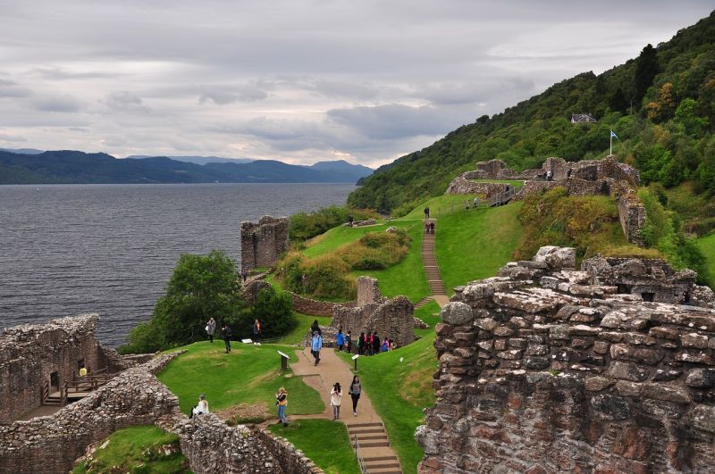 Urquhart Castle am Loch Ness ist ein beliebtes Landausflugsziel