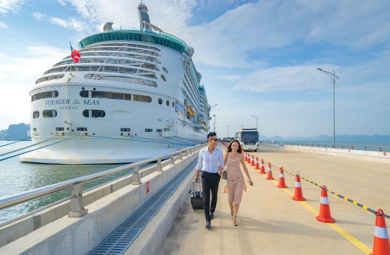 Voyager of the Seas am Cruise Terminal in Ha Long City