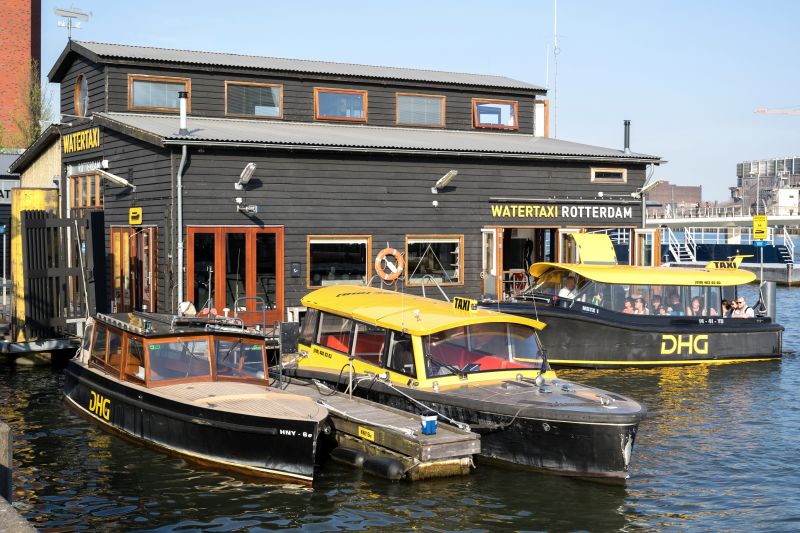 Rotterdam auf eigene Faust mit einem Wassertaxi erkunden